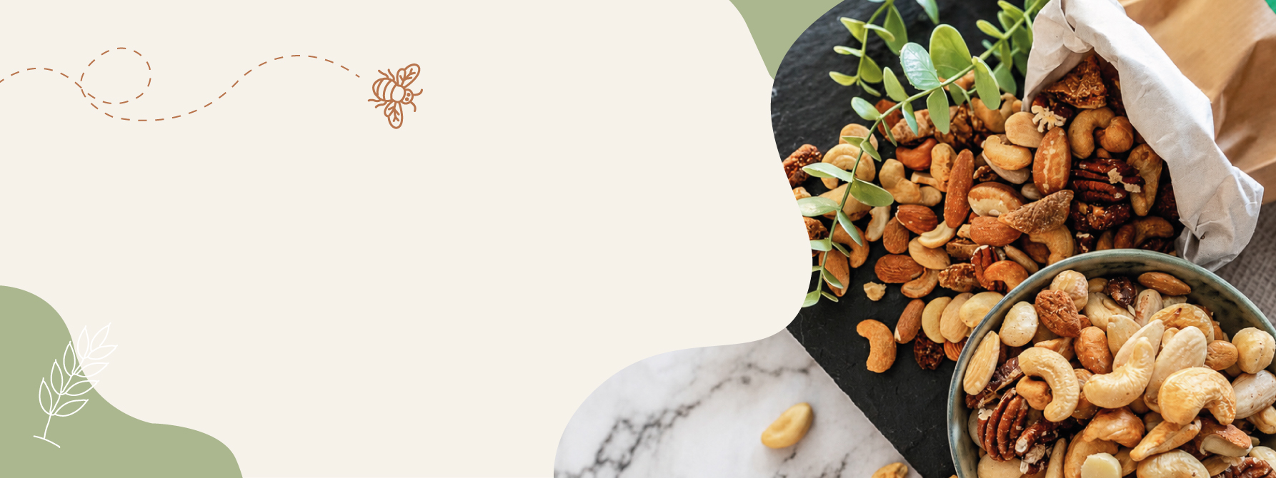 Bak vol geroosterde noten, cashewnoten en pecannoten op een marmeren ondergrond