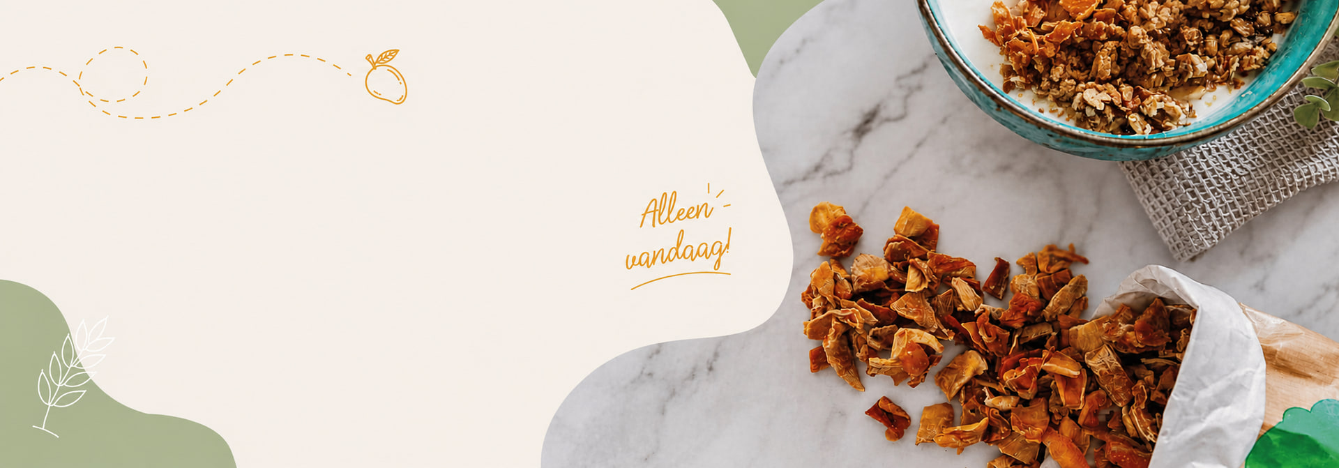 Gedroogde mango en een yoghurtbowl met banaan en granola op een marmeren ondergrond